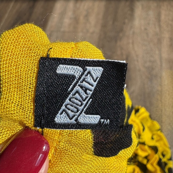 Iowa Hawkeyes Infiniti scarf. Excellent used condition. Lightweight. - Picture 3 of 4